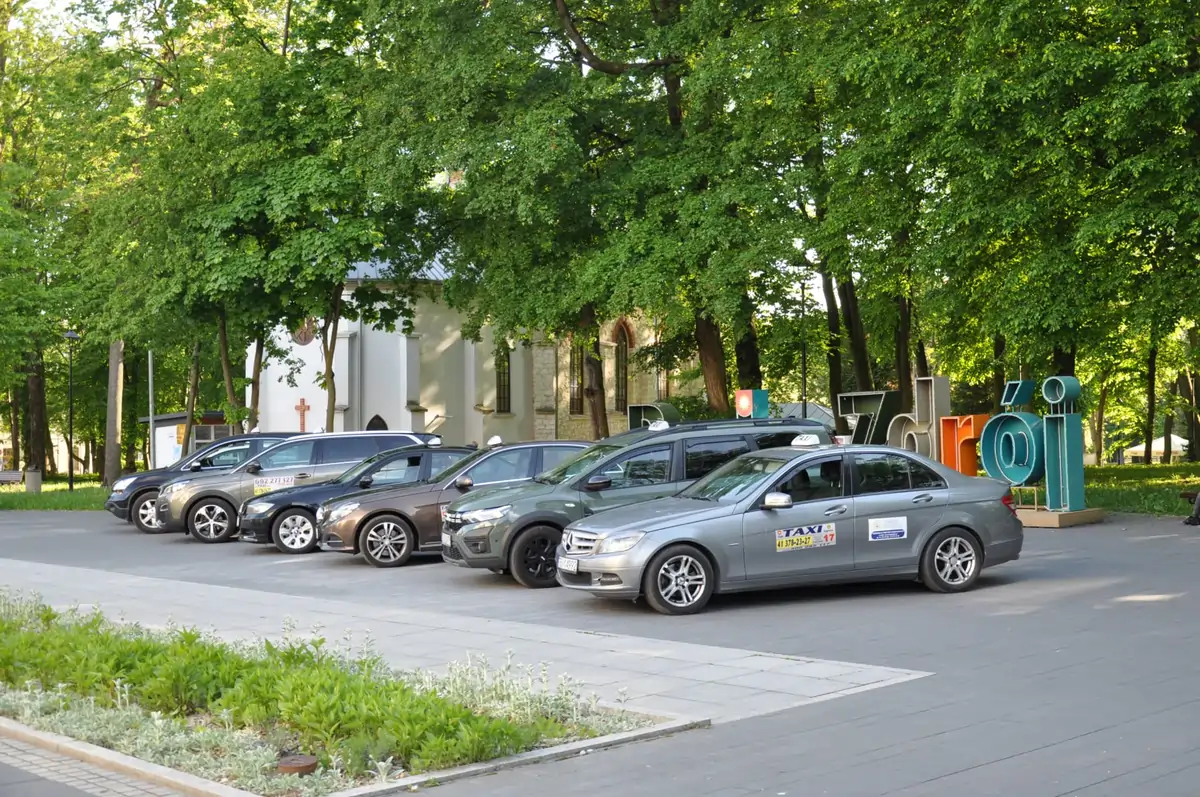 Komfortowa taksówka Tele-Taxi gotowa do transferu lotniskowego