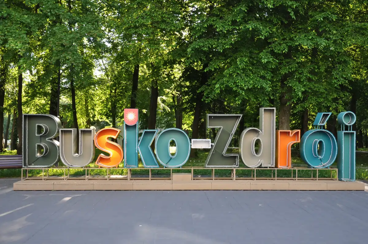 Taksówka Tele-Taxi na tle charakterystycznego punktu w Busku-Zdroju